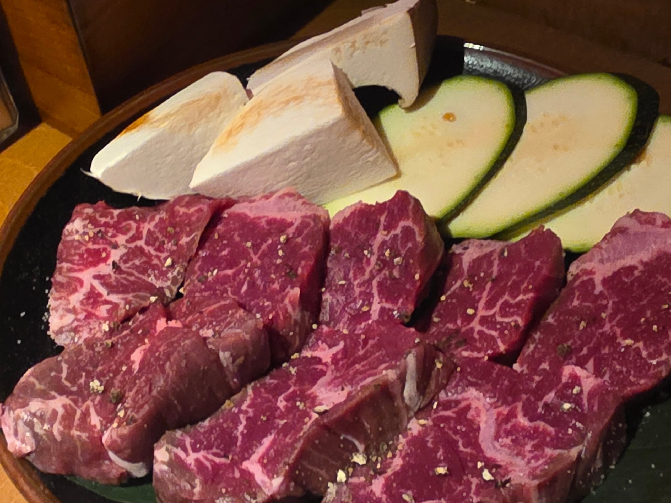 아카사카크라부 토시살 생고기 플레이트