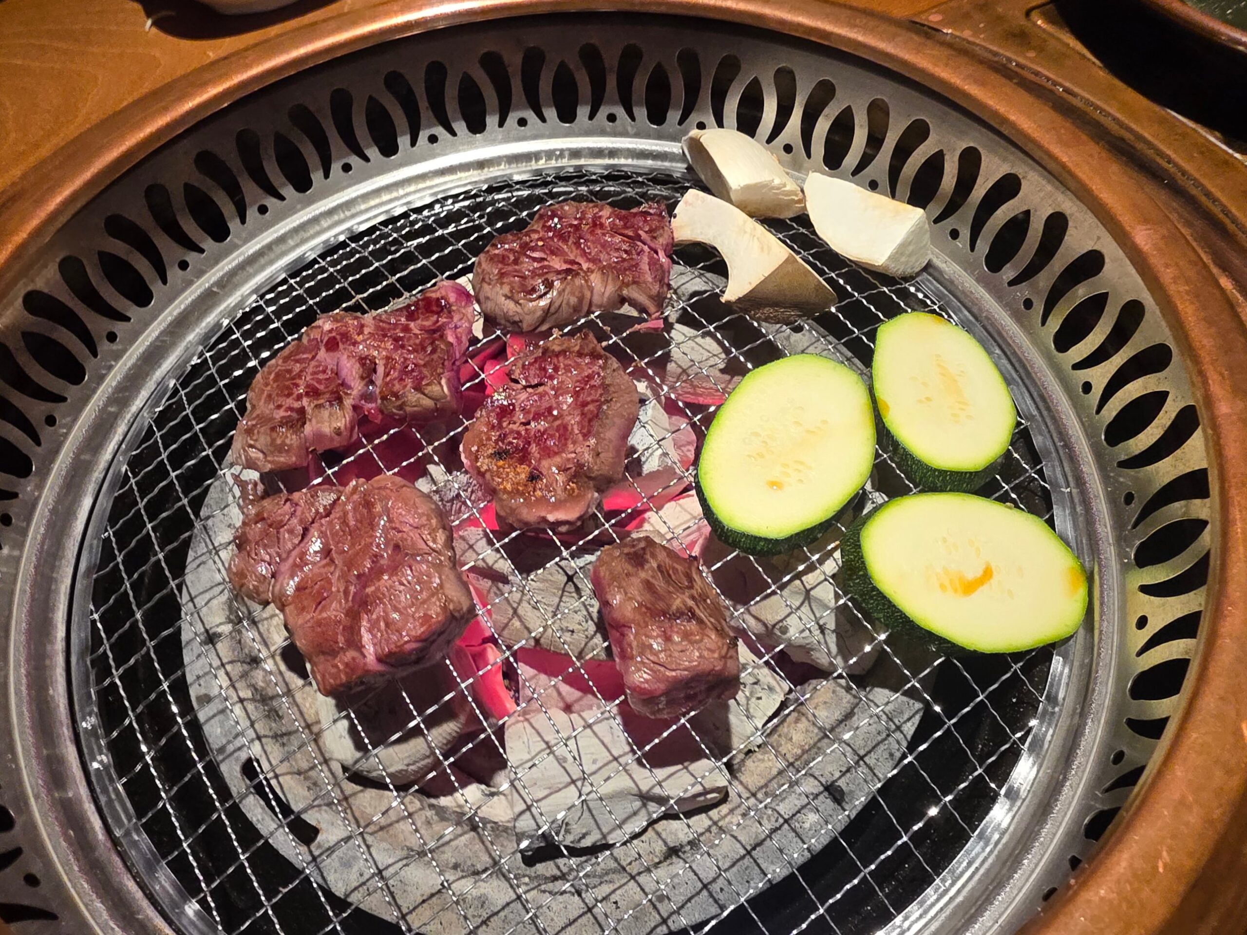 숯불 위에서 구워지는 토시살